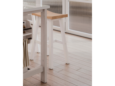 Banqueta em madeira maciça na cor branco branco lavado com assento em yucatan eucalipto / Coleção Cozzy.
